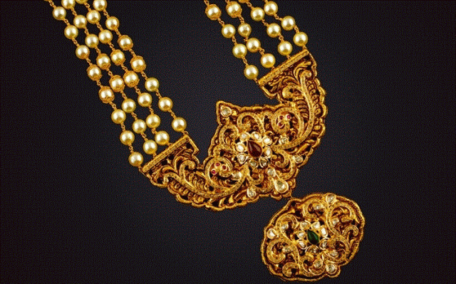 Pearl necklace with antique pendant hotsell