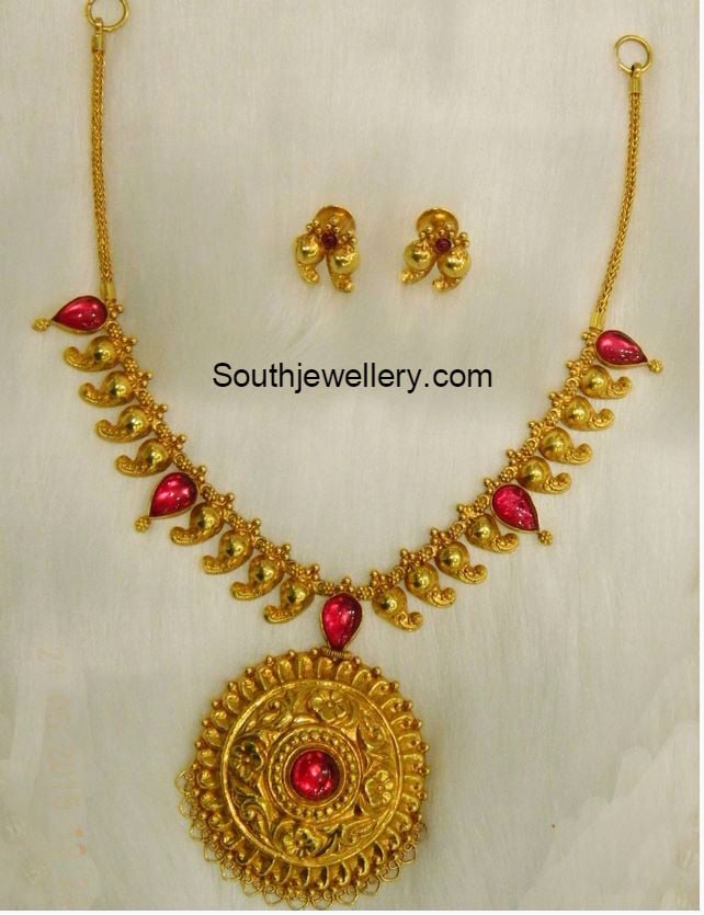 Necklace sales simple models