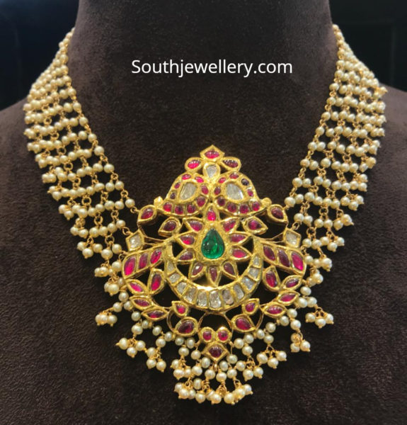 pearl necklace with kundan pendant