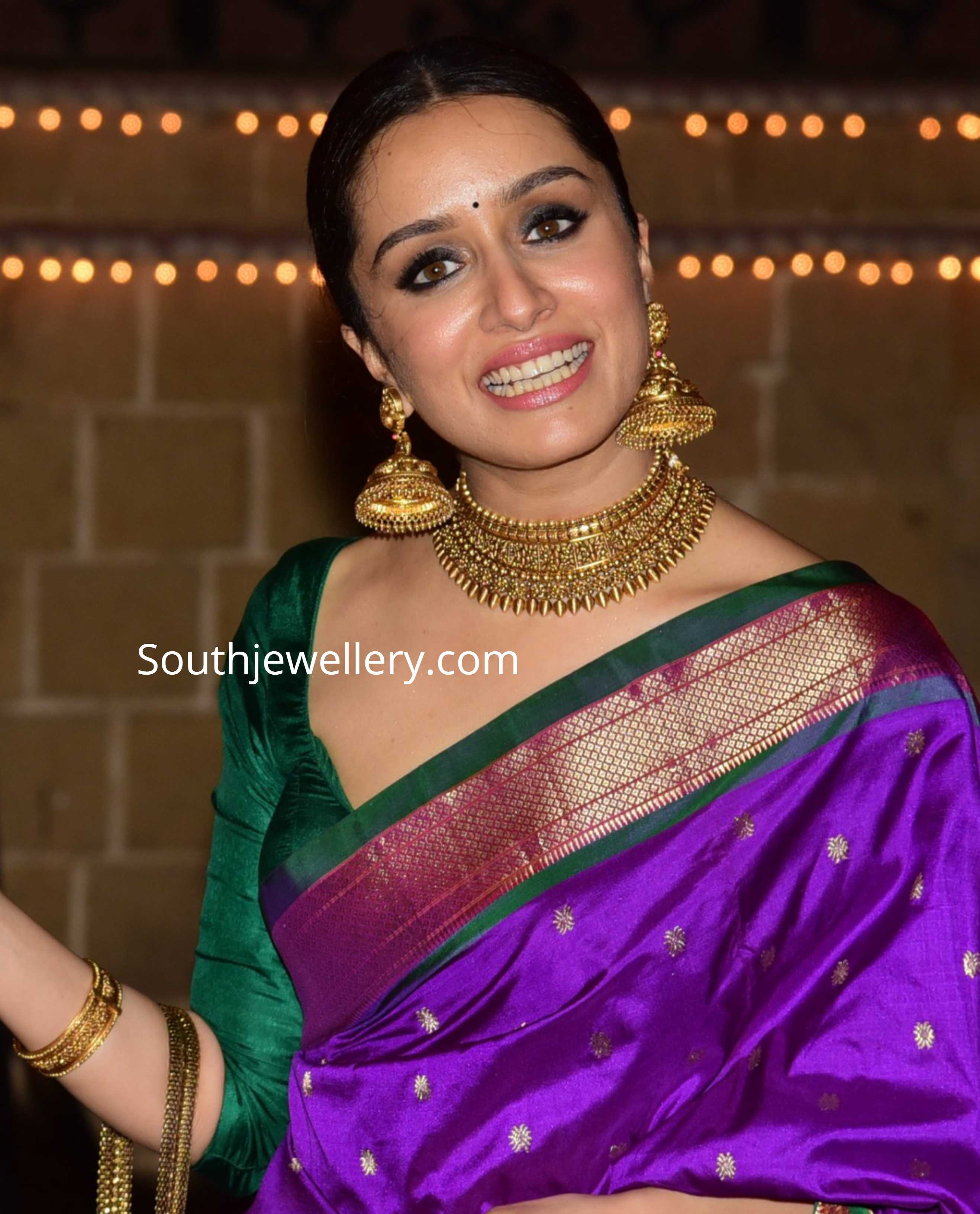 [Image: shraddha-kapoor-gold-choker-and-jhumkas-...arty-4.jpg]