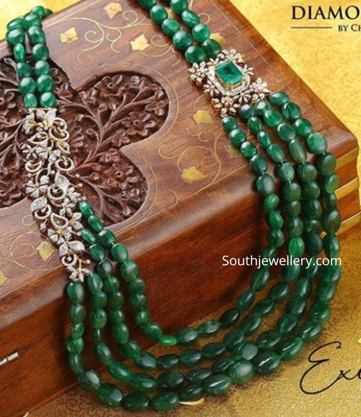 Emerald beads necklace with diamond side pendants